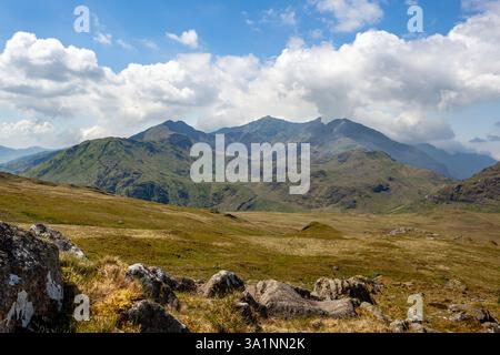 Wolken bilden sich über dem Gipfel des Yr Wyddfa (Snowdon), von den unteren Flanken des Moel Siabod aus gesehen. Eryri (Nationalpark Snowdonia) Stockfoto