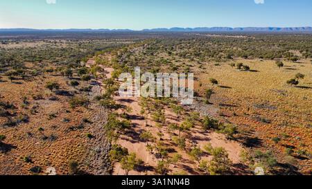 Ein ausgetrocknetes Flussbett im australischen Outback, fotografiert mit einer Drohne Stockfoto