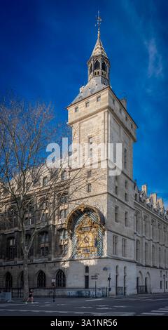 Paris, Frankreich - 03 08 2025: Blick auf den Uhrturm des Stadtpalastes und La Conciergerie auf der Ile de la Cité Stockfoto