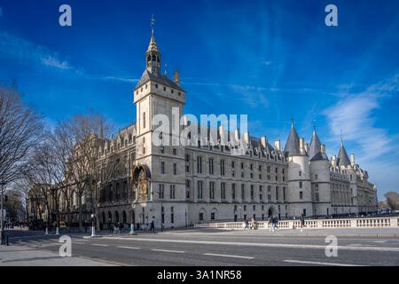 Paris, Frankreich - 03 08 2025: Blick auf den Uhrturm des Stadtpalastes und La Conciergerie auf der Ile de la Cité Stockfoto