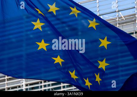 Europäische Flagge, Symbol der Europäischen Union (EU), flattert gegen das Berlaymont-Gebäude, Sitz der Europäischen Kommission in Brüssel Stockfoto