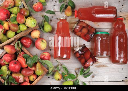 Apfel- und Birnenwein, Saft, Fruchtgetränk und Zutaten auf einem sonnigen Tisch, Hauskonserven. Das Konzept von Diät und Gewichtsverlust. Äpfel helfen bei der Reinigung des Stockfoto