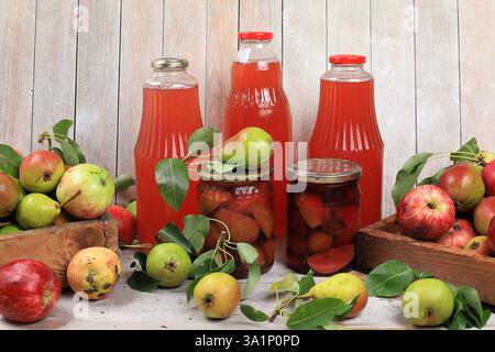 Apfel- und Birnenwein, Saft, Fruchtgetränk und Zutaten auf einem sonnigen Tisch, Hauskonserven. Das Konzept von Diät und Gewichtsverlust. Äpfel helfen bei der Reinigung des Stockfoto