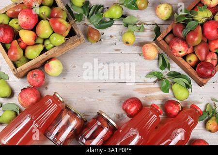 Apfel- und Birnenwein, Saft, Fruchtgetränk und Zutaten auf einem sonnigen Tisch, Hauskonserven. Das Konzept von Diät und Gewichtsverlust. Äpfel helfen bei der Reinigung des Stockfoto