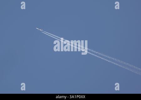 Ein Icelandair Airbus A321 fliegt über Southwaite, Cumbria in Nordengland. Das Flugzeug mit 35.975ft fliegt von London Heathrow nach Reyk Stockfoto