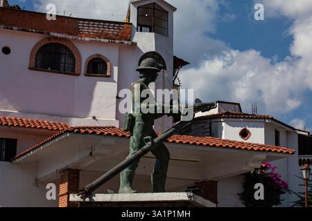 Taxco, Mexiko - 18. November 2024: Monument für den Bergarbeiter auf dem Bergbauplatz in der wunderschönen magischen Stadt Taxco de Alarcon. Stockfoto