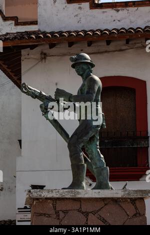 Taxco, Mexiko - 18. November 2024: Monument für den Bergarbeiter auf dem Bergbauplatz in der wunderschönen magischen Stadt Taxco de Alarcon. Stockfoto