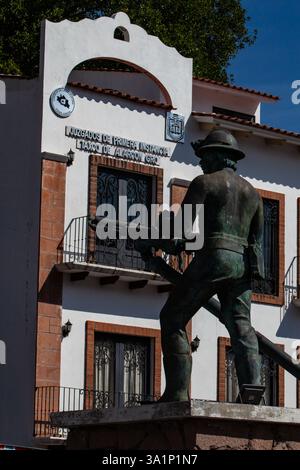 Taxco, Mexiko - 18. November 2024: Monument für den Bergarbeiter auf dem Bergbauplatz in der wunderschönen magischen Stadt Taxco de Alarcon. Stockfoto
