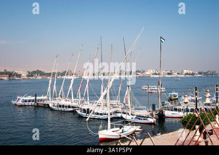 Flussboot Taxis auf dem Nil in Luxor. Stockfoto
