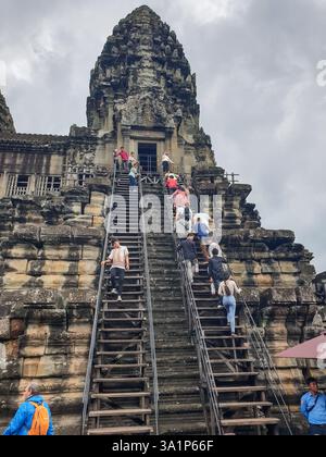 Touristen an der archäologischen Ausgrabungsstätte Angkor Wat in Siem Reap, Kambodscha. Stockfoto