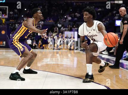 Baton Rouge, Louisiana, USA. März 2025. Texas A&M Aggies Stürmer SOLOMON WASHINGTON (9) macht einen Pass um LSU Tigers Guard CAM CARTER (5) während des Spiels zwischen den Texas A&M Aggies und den LSU Tigers. Die Texas A&M Aggies besiegten die LSU Tigers von 66 bis 52. (Credit Image: © Jerome Hicks/ZUMA Press Wire) NUR REDAKTIONELLE VERWENDUNG! Nicht für kommerzielle ZWECKE! Stockfoto