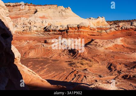 Im White Pocket im Vermilion Cliffs National Monument in Arizona sind atemberaubende Schichten farbenfroher Felsen zu sehen. Klar Stockfoto