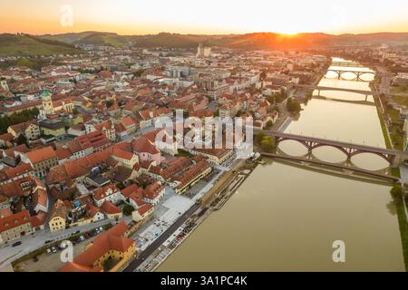 Maribor Stadtlandschaft bei Sonnenaufgang, Slowenien Stockfoto