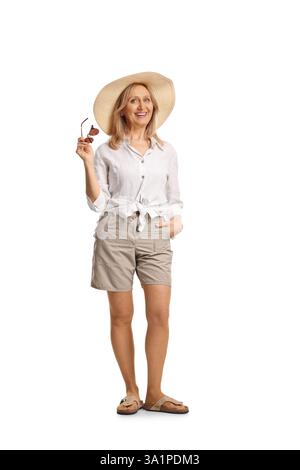 Schöne Frau mittleren Alters mit einem Strohhut mit Sonnenbrille isoliert auf weißem Hintergrund Stockfoto