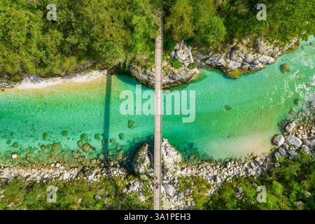 Eine Hängebrücke überspannt das smaragdgrüne Wasser des Flusses Soca in Slowenien Stockfoto