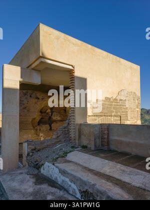 Burg auf dem Hügel von Alora mit restauriertem islamischem Torhaus mit schrecklichem brutalistischen Betonmauerdach in Spanien Stockfoto