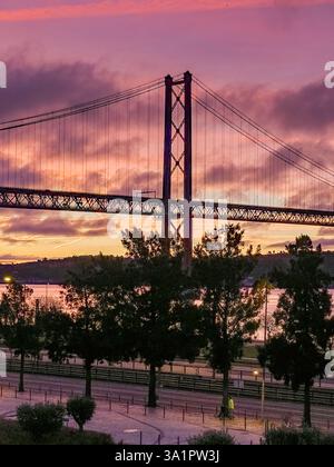 Goldener Sonnenaufgang über der berühmten Brücke 25 de Abril Stockfoto