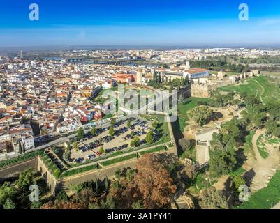 Nahaufnahme der spitz zulaufenden Bastion im Vauban-Stil mit Kanonenöffnungen für Kanonen, die Badajoz vor dem Land in Spanien schützen Stockfoto