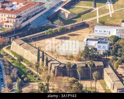 Nahaufnahme der spitz zulaufenden Bastion im Vauban-Stil mit Kanonenöffnungen für Kanonen, die Badajoz vor dem Land in Sapin schützen Stockfoto