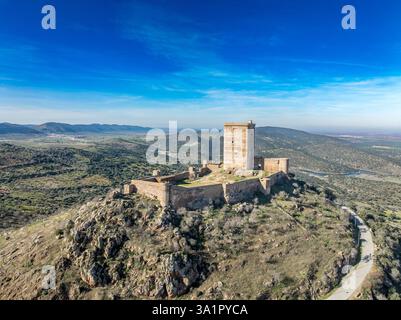 Aus der Vogelperspektive auf das Schloss Feria in Spanien, gotische und Mudéjar-Gebäude, einen quadratischen Donjon, einen Hintergrund mit blauem Himmel Stockfoto