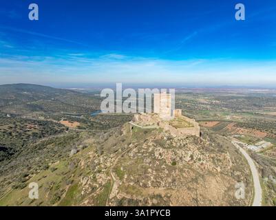 Aus der Vogelperspektive auf das Schloss Feria in Spanien, gotische und Mudéjar-Gebäude, einen quadratischen Donjon, einen Hintergrund mit blauem Himmel Stockfoto