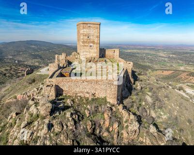 Aus der Vogelperspektive auf das Schloss Feria in Spanien, gotische und Mudéjar-Gebäude, einen quadratischen Donjon, einen Hintergrund mit blauem Himmel Stockfoto
