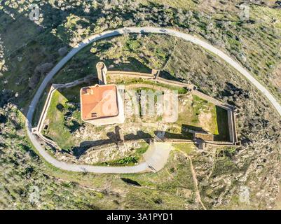 Luftbild auf das Schloss Feria in Spanien, gotische und Mudéjar-Gebäude, quadratischer Donjon, blauer Himmel Hintergrund Stockfoto