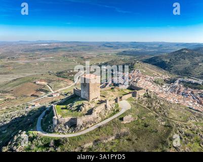 Aus der Vogelperspektive auf das Schloss Feria in Spanien, gotische und Mudéjar-Gebäude, einen quadratischen Donjon, einen Hintergrund mit blauem Himmel Stockfoto
