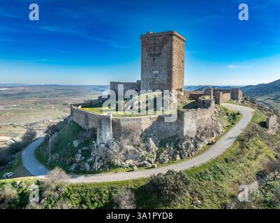 Aus der Vogelperspektive auf das Schloss Feria in Spanien, gotische und Mudéjar-Gebäude, einen quadratischen Donjon, einen Hintergrund mit blauem Himmel Stockfoto