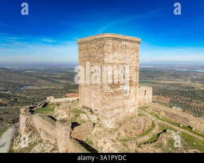 Aus der Vogelperspektive auf das Schloss Feria in Spanien, gotische und Mudéjar-Gebäude, einen quadratischen Donjon, einen Hintergrund mit blauem Himmel Stockfoto