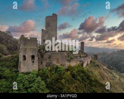 Aus der Vogelperspektive auf das Schloss Philippsburg über Monreal in Deutschland mit dem hohen Sonnenuntergang Stockfoto