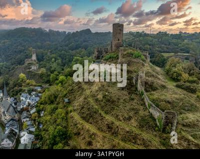 Aus der Vogelperspektive der Zwillingsburgen Philippsburg und Löwenburg über Monreal in Deutschland mit hohem Sonnenuntergangshimmel Stockfoto