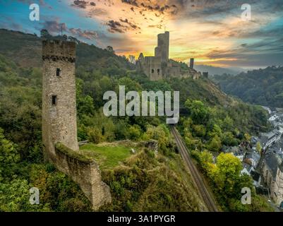 Aus der Vogelperspektive der Zwillingsburgen Philippsburg und Löwenburg über Monreal in Deutschland mit hohem Sonnenuntergangshimmel Stockfoto