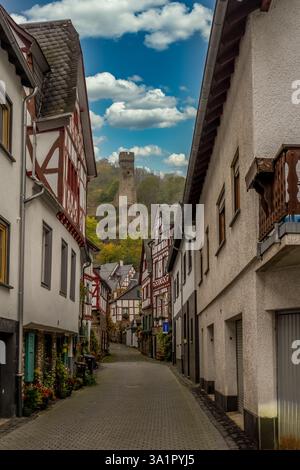 Mittelalterliche rote Fachwerkhäuser im Monreal Deutschland am Elzbach unter der Lowenburg Stockfoto
