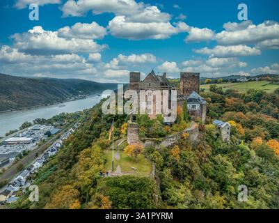 Aus der Vogelperspektive auf Schloss Schönburg oberhalb des Rheins und Oberwesel mit restauriertem gotischen Schloss und Türmen Stockfoto