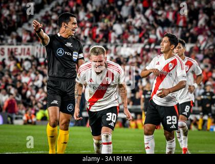 Buenos Aires, Argentinien. märz 2025. Franco Mastantuono (Nr. 30 Center) und Rodrigo Aliendro (rechts) protestieren gegen den Schiedsrichter Leandro Rey Hilfer beim Spiel zwischen River Plate und Atletico Tucuman. 9. Termin Torneo Apertura Liga Profesional AFA Mas Monumental Antonio Liberti Stadium. Quelle: Facundo Morales / Alamy Live News Stockfoto