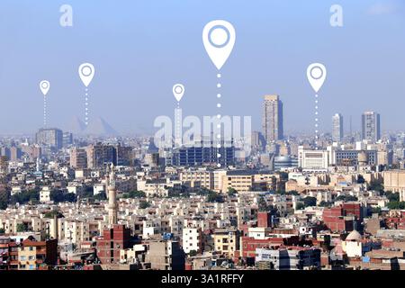 Planen einer Touristenreise. Blick von oben auf Kairo mit den Großen Pyramiden und der Lage Pin. Reiseweg, Reise suchen, Punktnavigation Konzept. Globale Positionierung Stockfoto