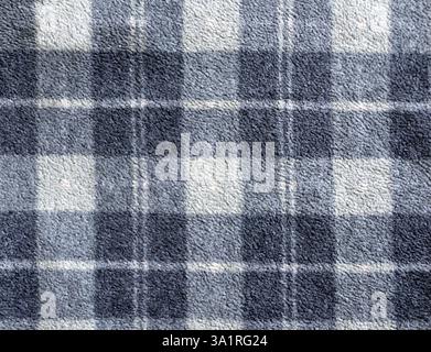 Fleece-Texturhintergrund mit Karomuster in den Farben Grau/Dunkelgrau und Hellgrau. Graues Fleece-Material mit Karomuster Stockfoto