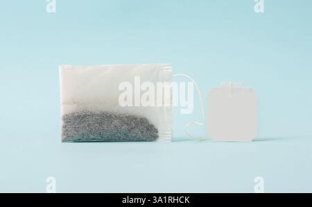 Draufsicht des Teebeutels auf blauem Hintergrund Stockfoto