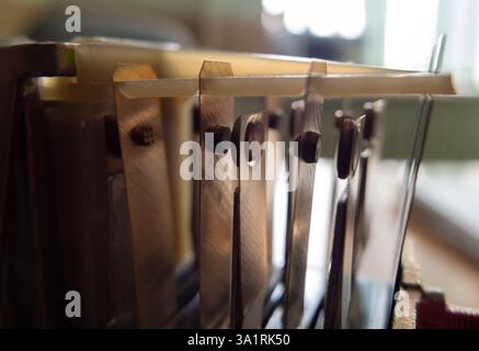 Nahaufnahme der elektromagnetischen Relaiskontakte elektrisches Konzept elektronische Bauteile Stockfoto