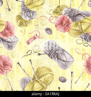 Nahtloses Strickmuster mit Handarbeit. Garnknäuel, Holznadeln, Nadeln, Knöpfe. Wollbällchen auf Aquarellgelber Fischgrätenbürste Stockfoto