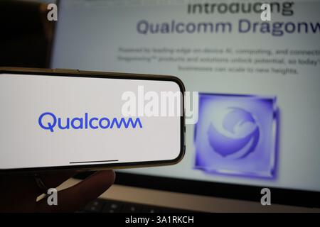 Roosendaal, Niederlande - 10. März 2025: Ein Mobiltelefon mit dem Logo von Qualcomm, auf der Website des Unternehmens wird das Produkt Dragonwing gezeigt Stockfoto