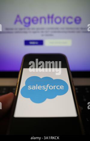 Roosendaal, Niederlande - 10. März 2025: Ein Mobiltelefon mit dem Logo von Salesforce, auf der Website des Unternehmens Agentforce angezeigt wird Stockfoto