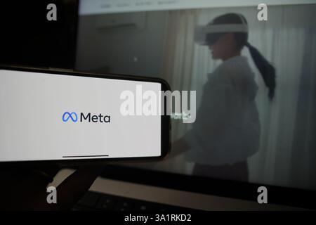 Roosendaal, Niederlande - 10. März 2025: Ein Mobiltelefon mit dem Logo von Meta, auf der Website des Unternehmens Meta Quest 3S im Backgr Stockfoto