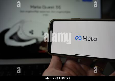 Roosendaal, Niederlande - 10. März 2025: Ein Mobiltelefon mit dem Logo von Meta, auf der Website des Unternehmens Meta Quest 3S im Backgr Stockfoto