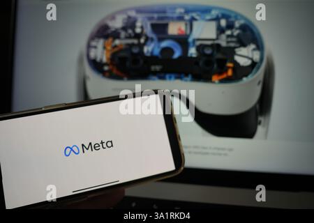 Roosendaal, Niederlande - 10. März 2025: Ein Mobiltelefon mit dem Logo von Meta, auf der Website des Unternehmens Meta Quest 3S im Backgr Stockfoto