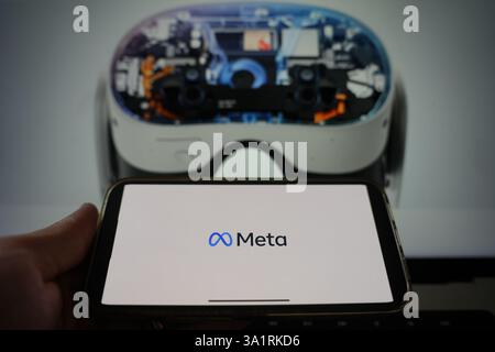 Roosendaal, Niederlande - 10. März 2025: Ein Mobiltelefon mit dem Logo von Meta, auf der Website des Unternehmens Meta Quest 3S im Backgr Stockfoto