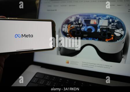 Roosendaal, Niederlande - 10. März 2025: Ein Mobiltelefon mit dem Logo von Meta, auf der Website des Unternehmens Meta Quest 3S im Backgr Stockfoto