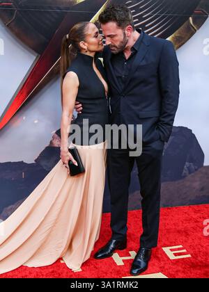 Jennifer Lopez und Ben Affleck sind jetzt offiziell Single. Obwohl das ehemalige Ehepaar am 6. Januar 2025 den Scheidungsabschluss beim Gericht einreichte, erhielt es erst am 20. Februar 2025 den Genehmigungsstempel des Richters. HOLLYWOOD, LOS ANGELES, KALIFORNIEN, USA - 12. JUNI: Jennifer Lopez mit Gucci und Ehemann Ben Affleck kommen bei der Los Angeles Premiere von Warner Bros. 'The Flash' im TCL Chinese Theatre IMAX am 12. Juni 2023 in Hollywood, Los Angeles, Kalifornien, USA. (Foto von Image Press Agency) Stockfoto
