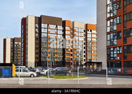 Moderne, mehrstöckige Wohngebäude aus Backstein mit Parkplatz im Innenhof. Stockfoto